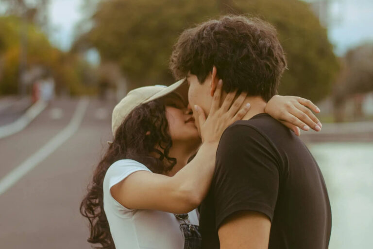 How to Date Without Losing Yourself in Your 20s