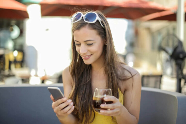 How to Start an Interesting Conversation on a Dating App