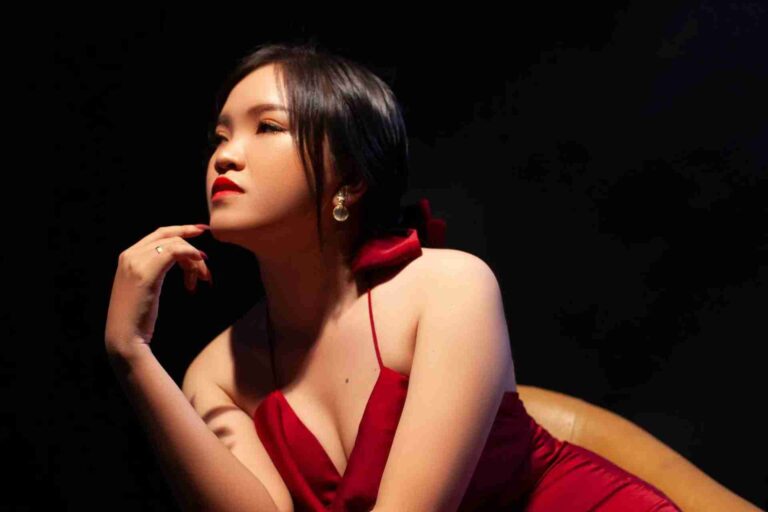 How to Look More Feminine and Attractive with Body Language